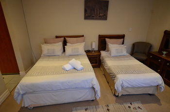 Norscot Manor Guest Lodge Sandton Exterior photo