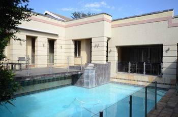 Norscot Manor Guest Lodge Sandton Exterior photo